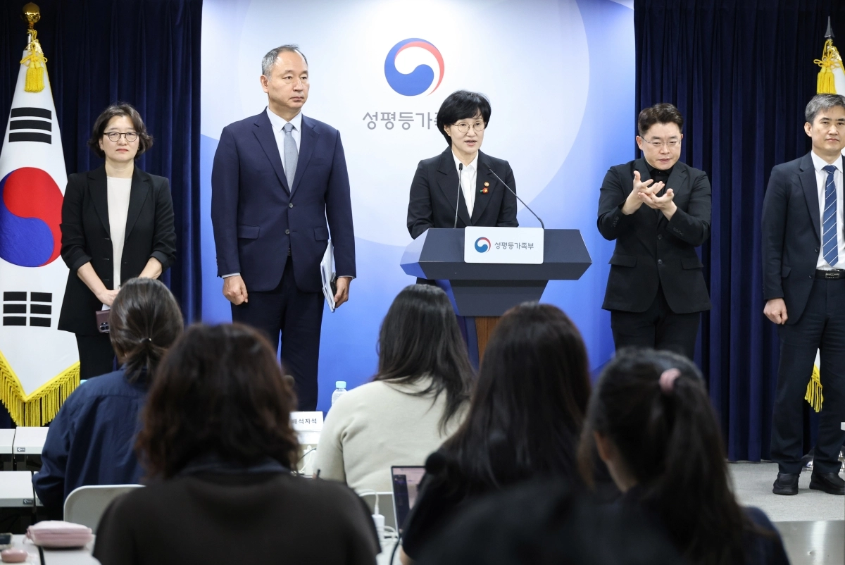 원민경 성평등가족부 장관이 16일 서울 종로구 정부서울청사에서 임신중지 약물 도입 방안 브리핑을 하고 있다. 2026.9.16 연합뉴스