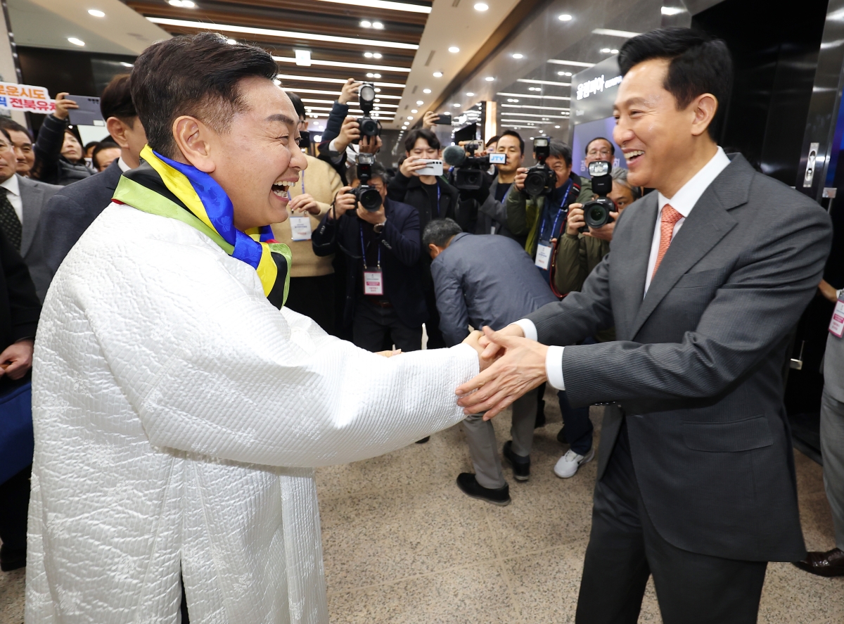 2025년 2월 28일 서울 송파구 올림픽파크텔에서 열린 대한체육회 대의원총회에서 2036 올림픽 유치에 도전하는 오세훈 서울시장이 PT발표를 마친 뒤 총회장을 나서며 김관영 전북지사와 인사하고 있다. 이날 전북도는 61표 중 49표로 서울을 제치고 국내 최종 후보지로 선정됐다. 연합뉴스