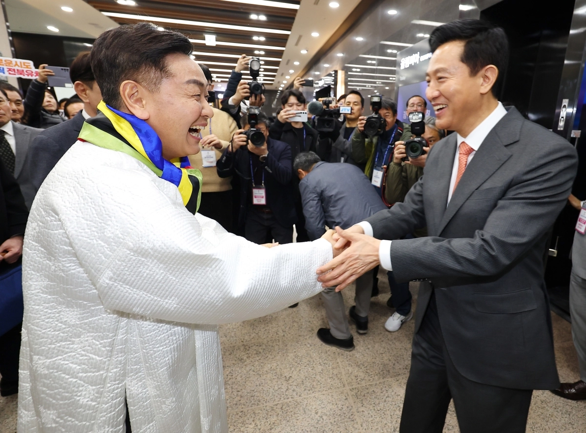 2025년 2월 28일 서울 송파구 올림픽파크텔에서 열린 대한체육회 대의원총회에서 2036 올림픽 유치에 도전하는 오세훈 서울시장이 PT발표를 마친 뒤 총회장을 나서며 김관영 전북지사와 인사하고 있다. 이날 전북도는 61표 중 49표로 서울을 제치고 국내 최종 후보지로 선정됐다. 연합뉴스