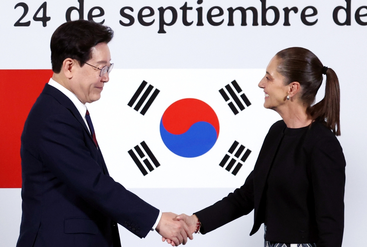 악수하는 이재명 대통령과 클라우디아 셰인바움 멕시코 대통령