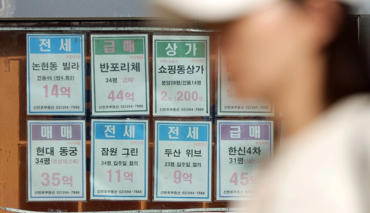 서울 아파트 전셋값 역대 최고, 부동산 중개업소에 붙은 ‘귀한 전세’