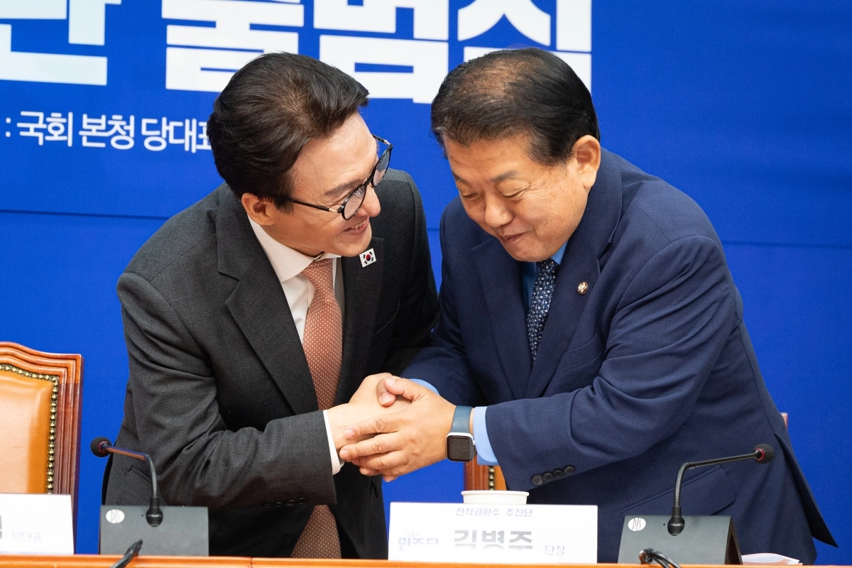 김민석 더불어민주당 대표와 김병주 전작권환수추진단장이 지난 22일 국회에서 열린 전작권환수추진단 출범식에서 인사하고 있다. 뉴스1
