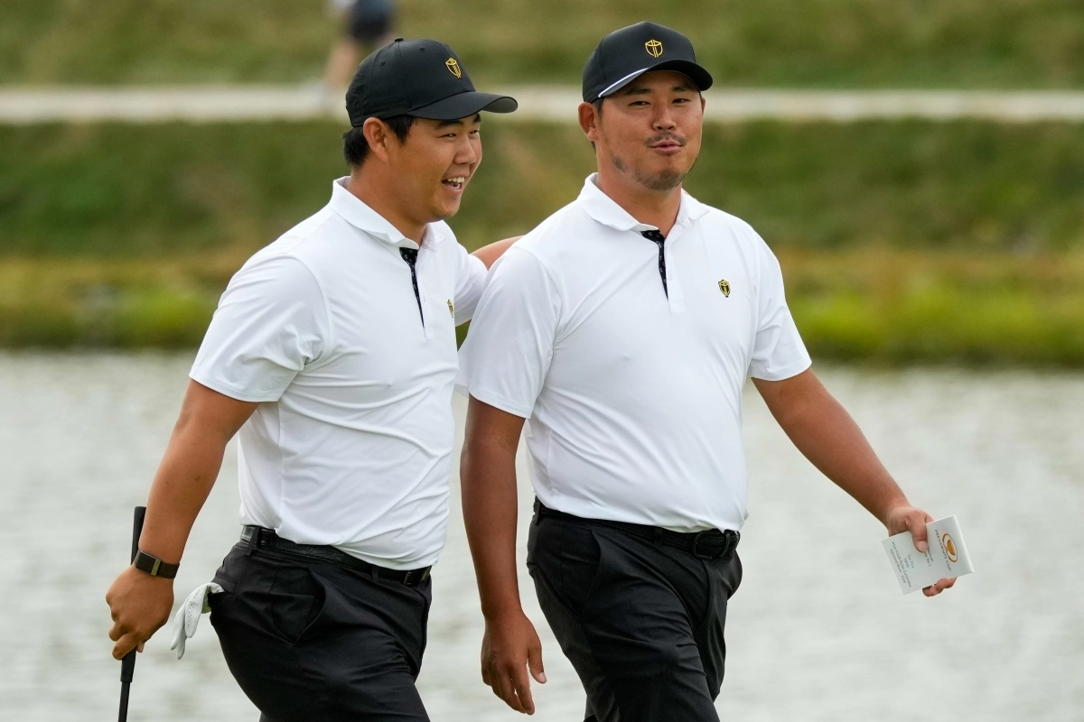 홀을 이기고 기뻐하는 김주형과 김시우.