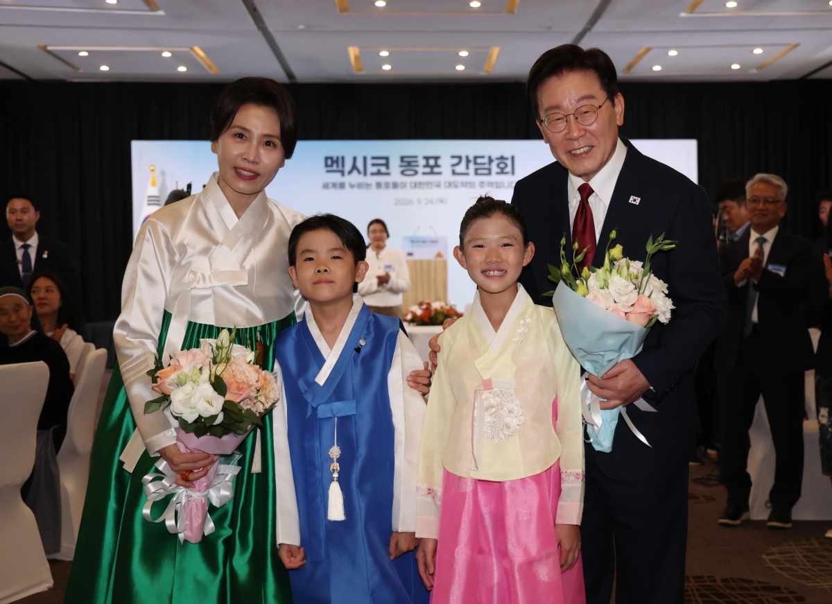 화동과 기념촬영하는 이재명 대통령 부부