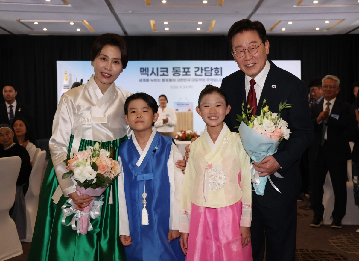 화동과 기념촬영하는 이재명 대통령 부부
