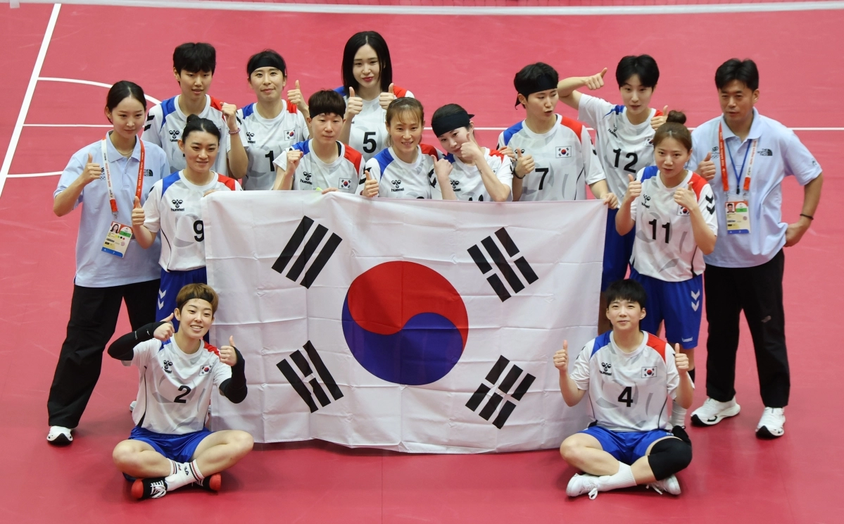 25일 일본 나고야 미즈호 공원 체육관에서 열린 2026 아이치·나고야 아시안게임 세팍타크로 여자 팀 레구 결승에서 태국에 패하고 은메달을 차지한  대한민국 선수들이 기념촬영을 하고 있다. 나고야 연합뉴스
