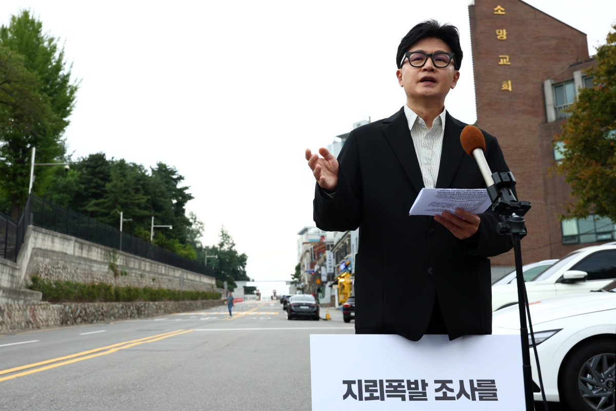 한동훈 무소속 의원이 24일 서울 용산구 국방부 앞에서 비무장지대(DMZ) 지뢰 추정 폭발 사고와 관련해 즉각 조사를 촉구하는 1인 시위를 하고 있다. 2026.09.24. 뉴시스