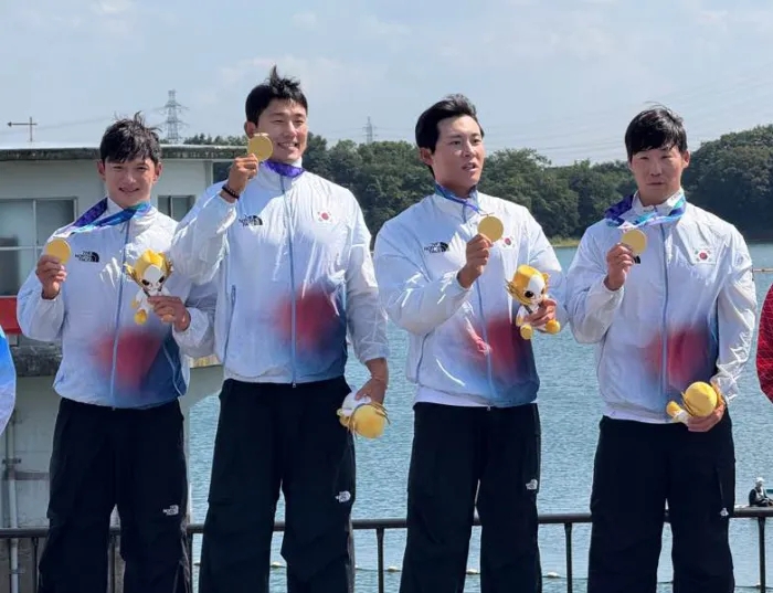 지난 24일 일본 아이치현 미요시호 카누 경기장에서 열린 카누 스프린트 남자 카약 4인승 500ｍ 결승에서 1분 22초 587의 기록으로 금메달을 목에 건 스프린트 대표팀 모습. 왼쪽부터 최민규·장상원·김효빈·조광희. 대한카누연맹 제공