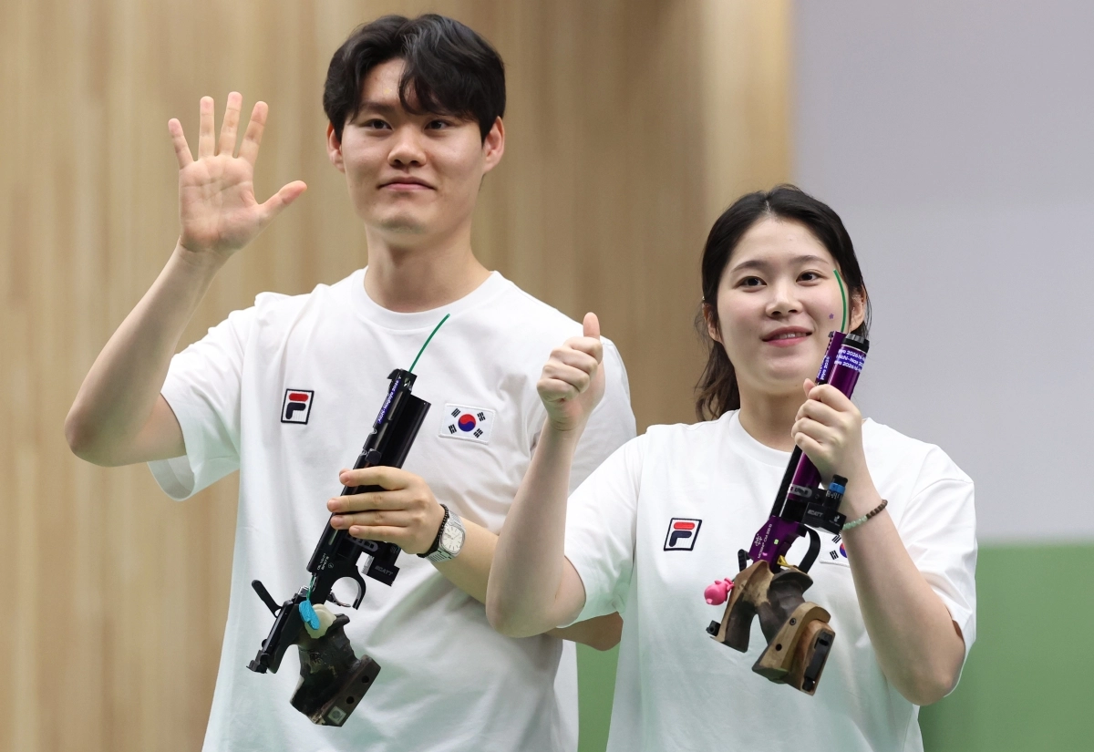 추석 당일인 25일 일본 아이치현 종합사격장에서 열린 2026 아이치·나고야 아시안게임 사격 혼성 단체 10ｍ 공기권총 결선에서 은메달을 차지한 추가은(오른쪽)·홍수현 모습. 도요타 연합뉴스