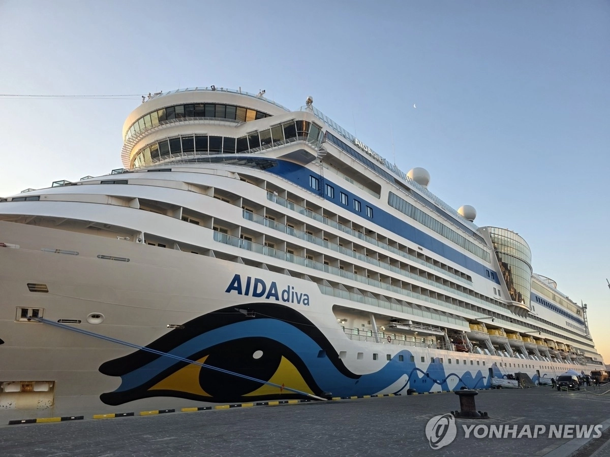 지난 18일 부산에 입항한 주거형 초호화 크루즈 ‘더 월드’호. 연합뉴스