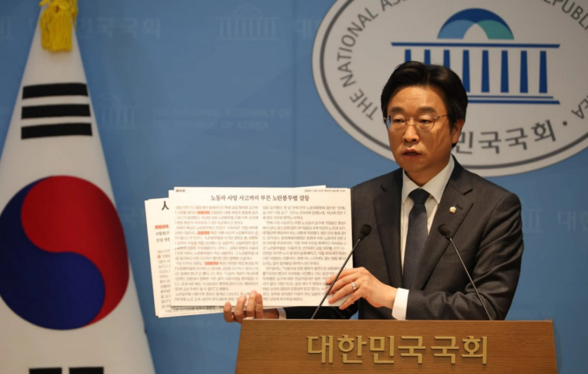 이용우 더불어민주당 의원이 지난달 21일 국회 소통관에서 기자회견을 열고 발언하고 있다. 이 의원은 이날 경남 진주에서 발생한 CU 배송노동자 사망사고가 노란봉투법 때문이라는 언론보도에 대해 반박했다. 이용우 의원실 제공