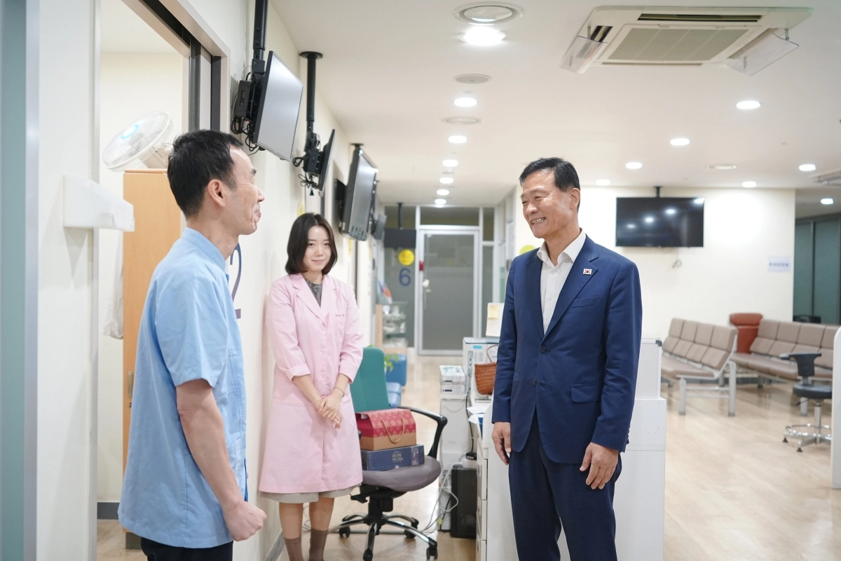 이승로(오른쪽) 성북구청장이 지난 25일 보건소에서 비상근무를 하고 있는 직원과 대화하고 있다. 성북구 제공