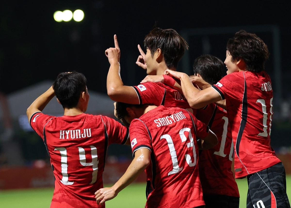 23세 이하 축구대표팀 선수들이 25일 일본 나고야 미즈호 공원 럭비경기장에서 열린 2026 아이치·나고야아시안게임 축구 8강 한국과 베트남의 경기에서 이영준의 선제골이 터지자 함께 기뻐하고 있다. 2026.9.25 나고야 연합뉴스