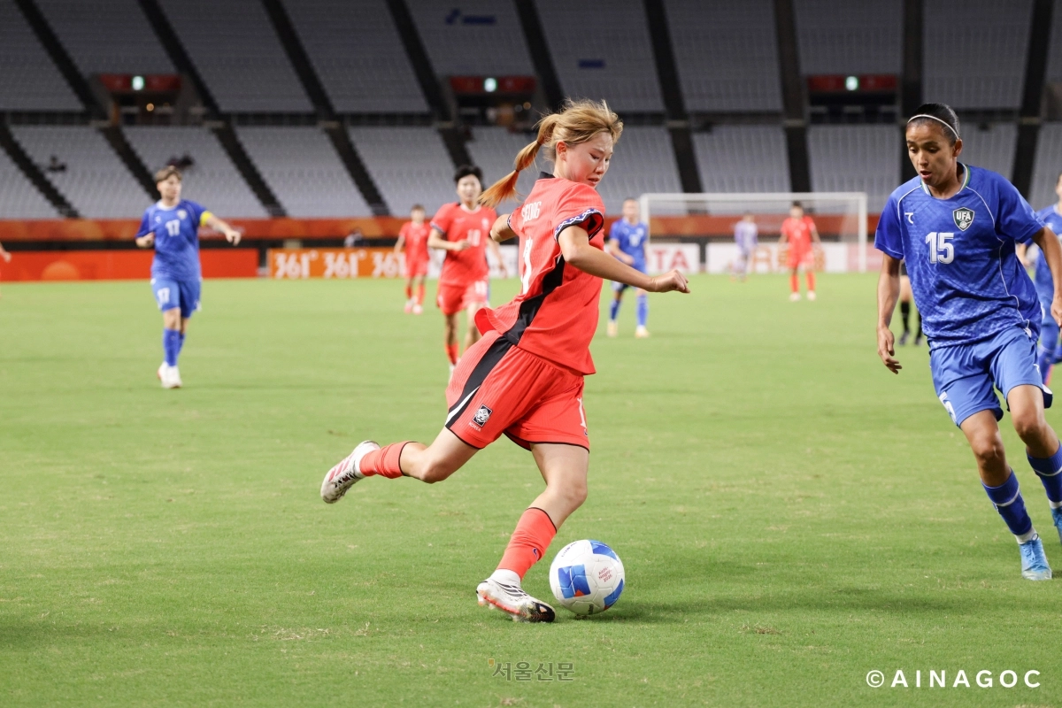 윤수정이 25일 일본 오사카 나가이 스타디움에서 열린 2026 아이치·나고야아시안게임 여자축구 8강전 우즈베키스탄과의 경기에서 슛을 시도하고 있다. 2026.9.25 대회 조직위원회 제공