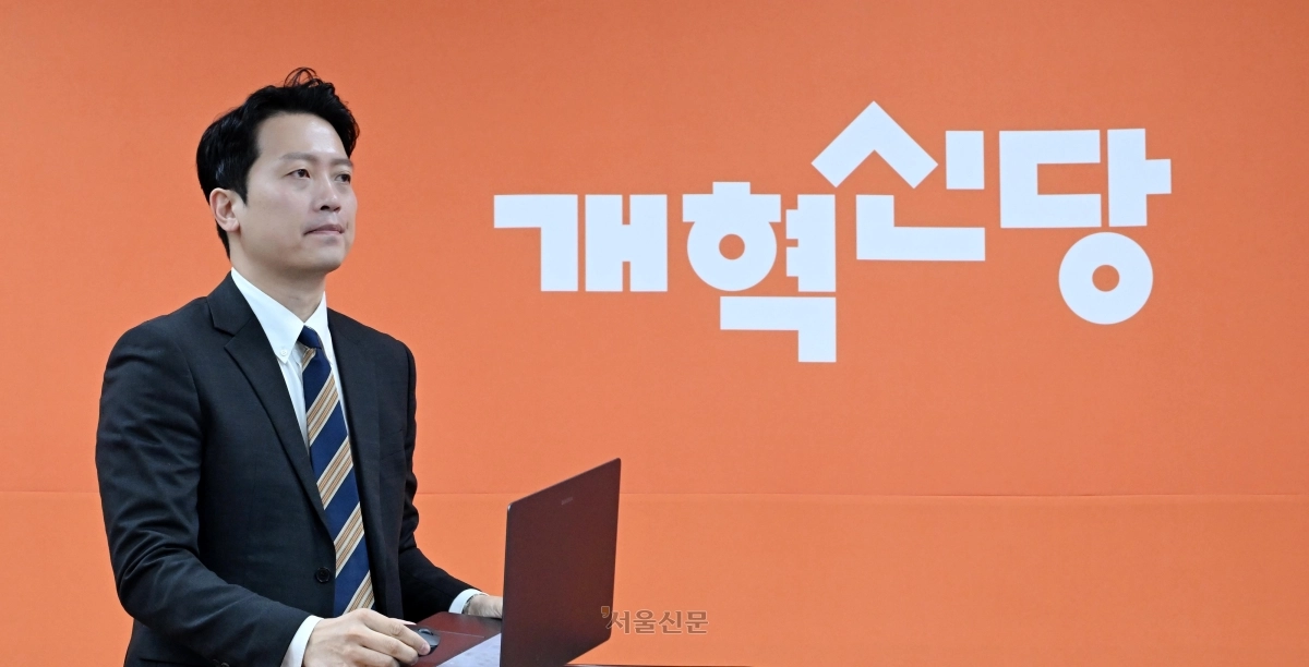 이기인 개혁신당 비상대책위원장이 17일  국회에서 첫 번째 당 쇄신안을 발표하기 위해 이동하고 있다. 안주영 전문기자