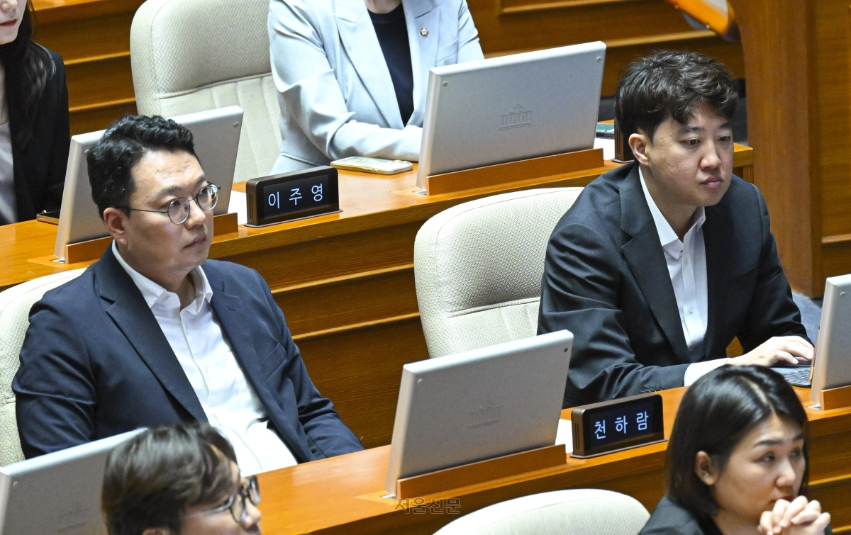 이준석(오른쪽) 개혁신당 전 대표와 천하람 원내대표가 1일 국회에서 열린 제439회 정기국회 개회식에 참석해 있다. 이지훈 기자