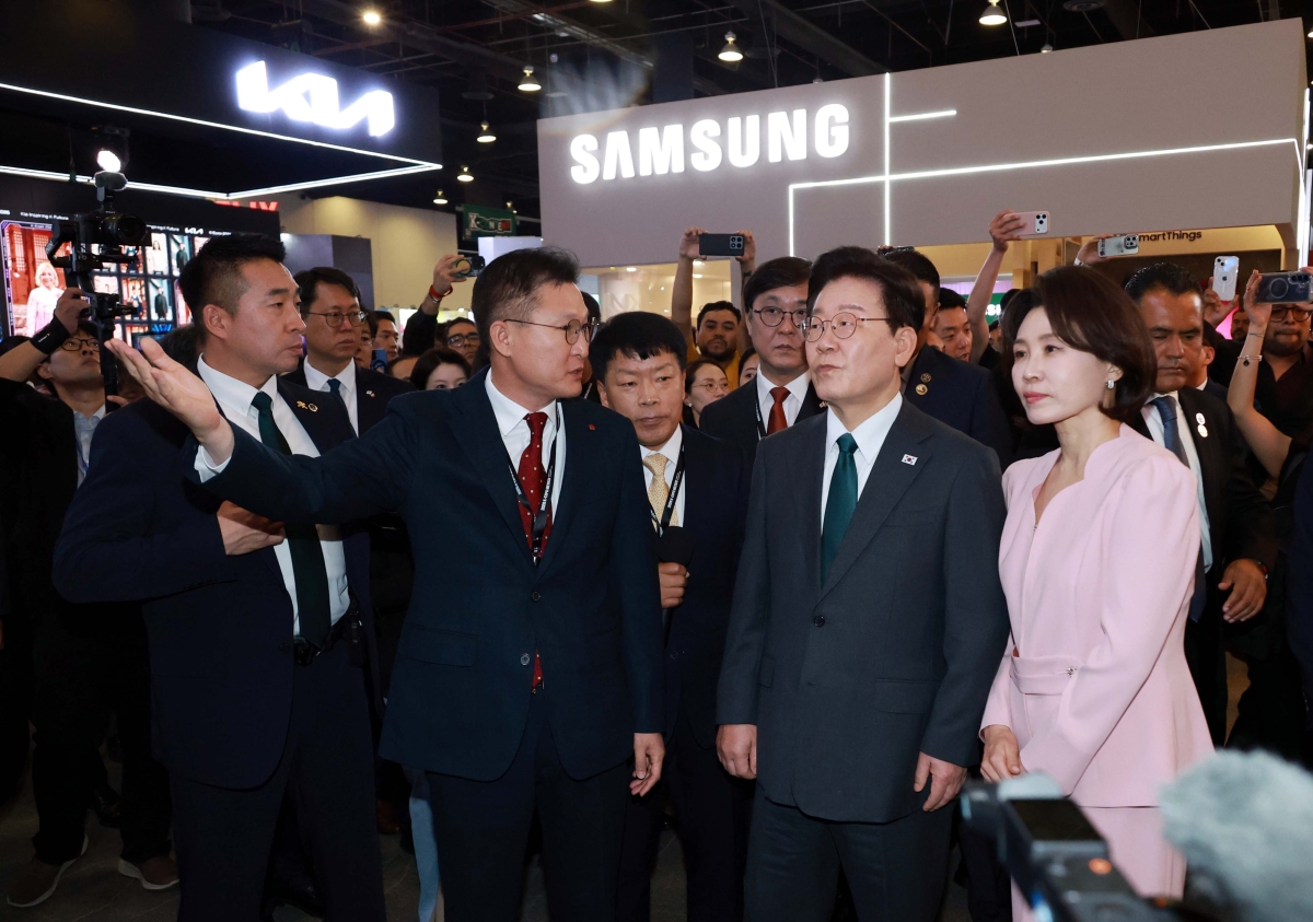 K-엑스포 전시장 찾은 이재명 대통령 부부