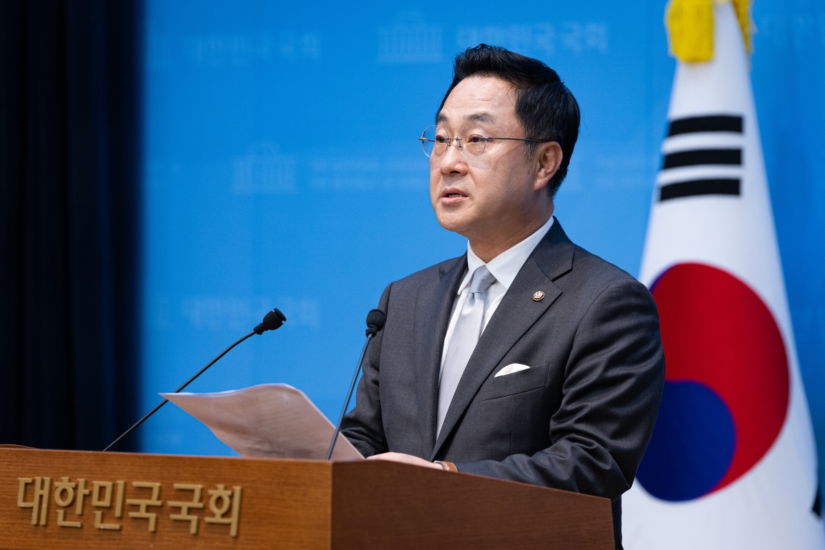 박성준 더불어민주당 수석대변인이 지난달 23일 서울 여의도 국회 소통관에서 제10차 고위당정협의회 결과 브리핑을 하고 있다. 뉴스1