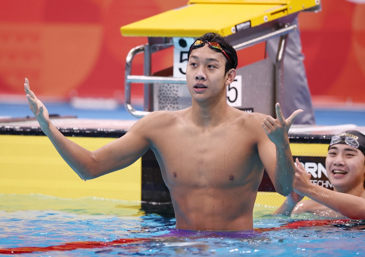 중국의 장잔숴가 25일 일본 도쿄 아쿠아틱스센터에서 열린 2026 아이치·나고야아시안게임 수영 남자 자유형 400m 결선에서 우승을 차지한 후 7관왕을 뜻하는 손가락 7개를 펴 보이고 있다. 2026.9.25 도쿄 연합뉴스
