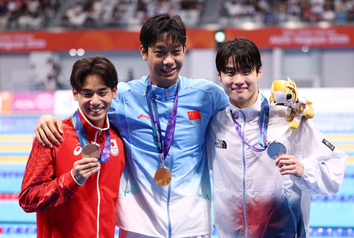 중국의 장잔숴(가운데)가 23일 일본 도쿄 아쿠아틱스센터에서 열린 2026 아이치·나고야아시안게임 수영 남자 자유형 200m를 마치고 시상대에서 은메달의 황선우(오른쪽), 동메달의 무라사 다쓰야(일본)와 함께 기념사진을 찍고 있다. 2026.9.23 도쿄 연합뉴스