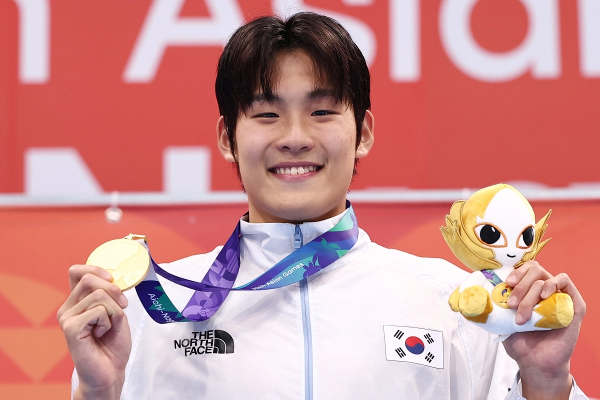 수영 국가대표 김영범이 21일 일본 도쿄 아쿠아틱스센터에서 열린 2026 아이치·나고야아시안게임 수영 남자 자유형 50m에서 우승한 후 시상대에서 금메달을 들어보이고 있다. 2026.9.21 도쿄 연합뉴스