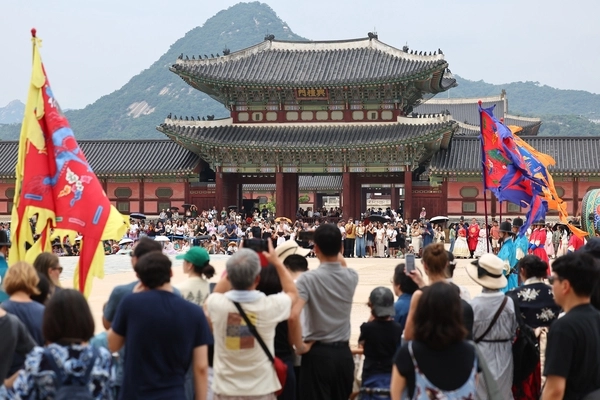 지난해 8월 31일 서울 종로구에 위치한 경복궁이 수문장 교대의식을 구경하는 내외국인 관광객으로 붐비고 있다. 연합뉴스