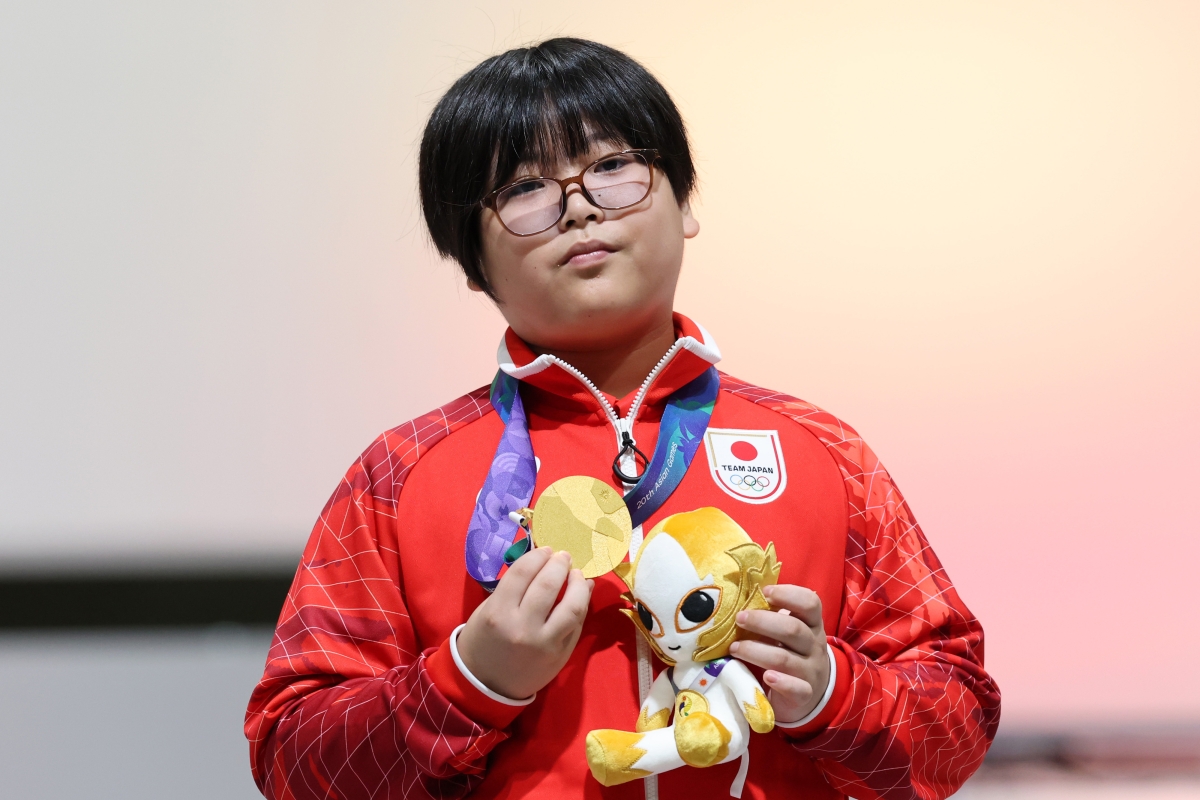 구리하라 유키(일본)가 26일 일본 아이치현 도코나메 아이치 스카이 엑스포에서 열린 2026 아이치·나고야아시안게임 e스포츠 뿌요뿌요 챔피언스 결승전에서 우승한 뒤 금메달을 들고 기념사진을 찍고 있다. 2026.9.26 도코나메 연합뉴스