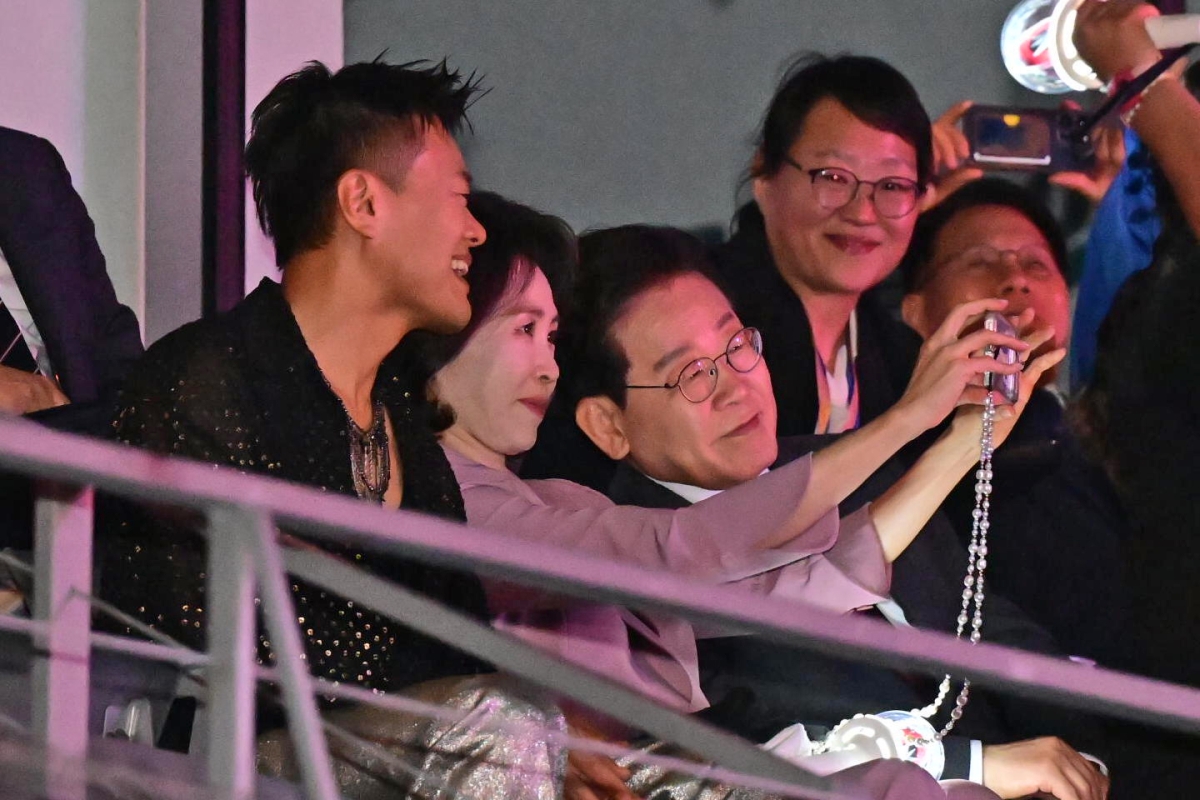기념촬영하는 이재명 대통령 부부와 박진영 위원장