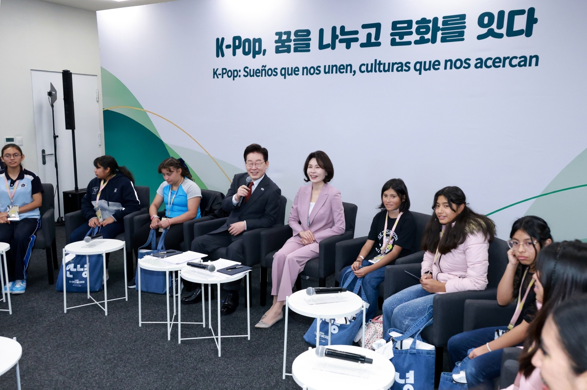 이재명 대통령 부부, 멕시코 청소년들과 간담회