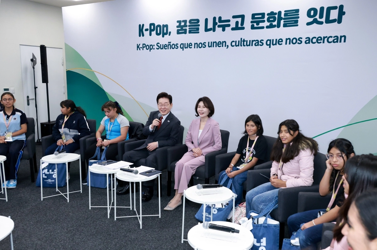 이재명 대통령 부부, 멕시코 청소년들과 간담회