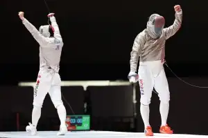 펜싱 남자 사브르, 日 꺾고 단체전 금메달…오상욱 2관왕