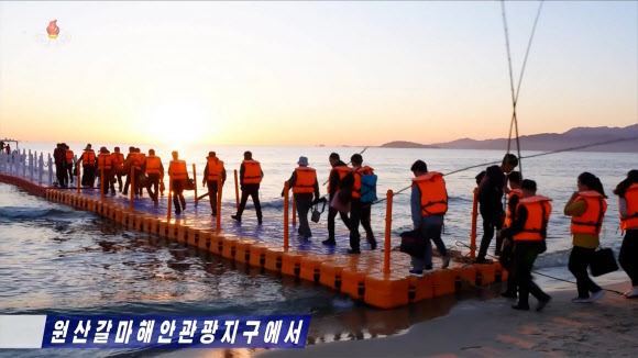 북한 원산갈마해안관광지구에서 가을철 낚시 관광이 시작되어 주민들로 흥성이고 있다고 조선중앙TV가 지난 25일 보도했다. 2026.9.26.<br>조선중앙TV 화면 연합뉴스
