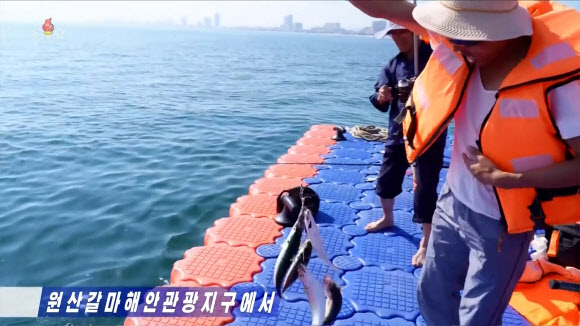 북한 원산갈마해안관광지구에서 가을철 낚시 관광이 시작되어 주민들로 흥성이고 있다고 조선중앙TV가 지난 25일 보도했다. 2026.9.26.<br>조선중앙TV 화면 연합뉴스