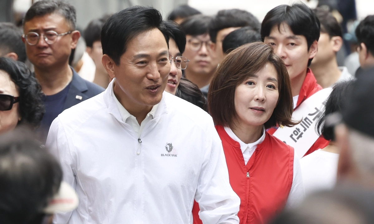 오세훈(왼쪽) 서울시장과 나경원 국민의힘 의원이 추석을 앞둔 23일 서울 동작구 남성사계시장을 찾아 민생 현장을 점검하고 있다. 뉴스1