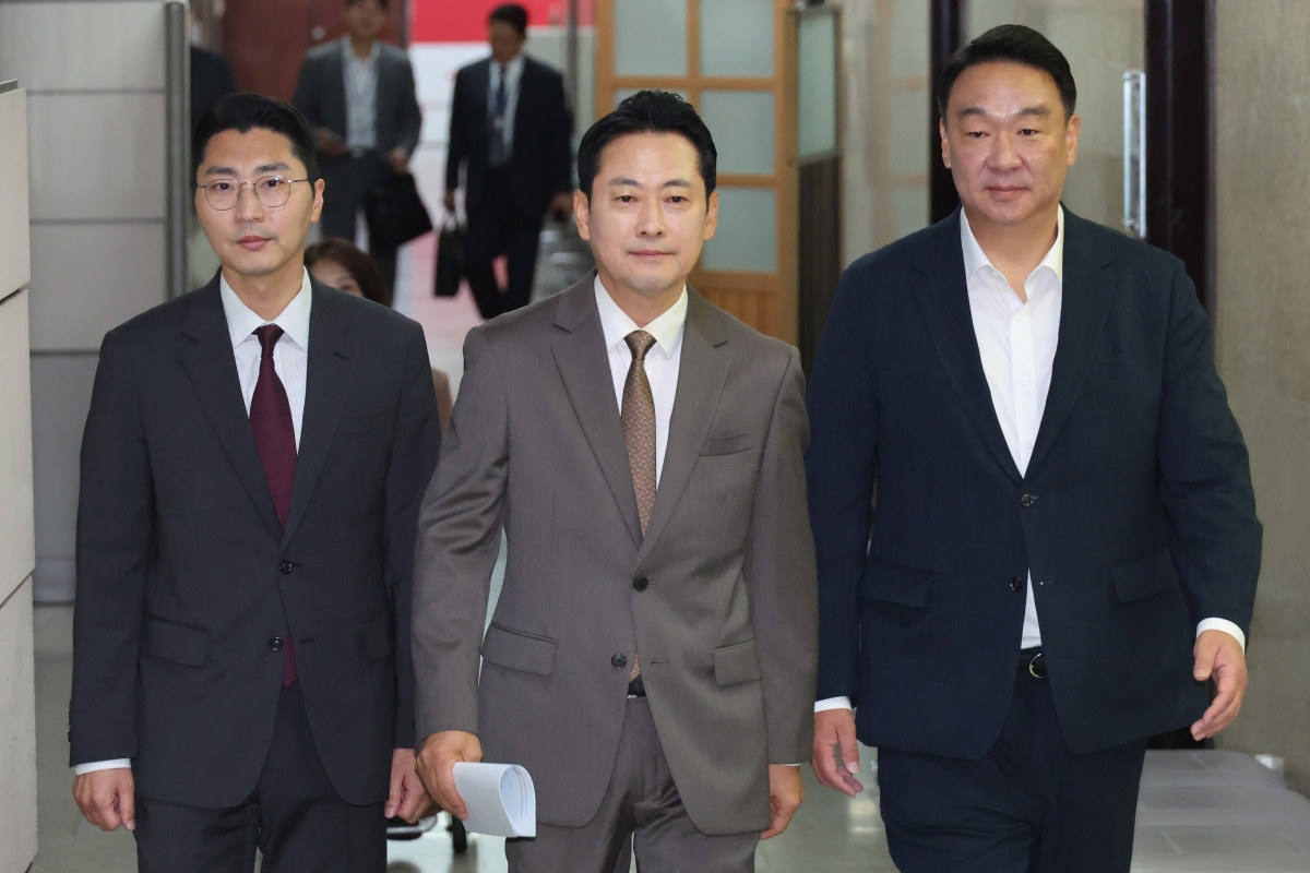 장동혁 국민의힘 대표가 27일 국회에서 열린 기자회견에 참석하기 위해 이동하고 있다. 왼쪽부터 박준태 당대표 비서실장, 장 대표, 정희용 사무총장. 뉴스1