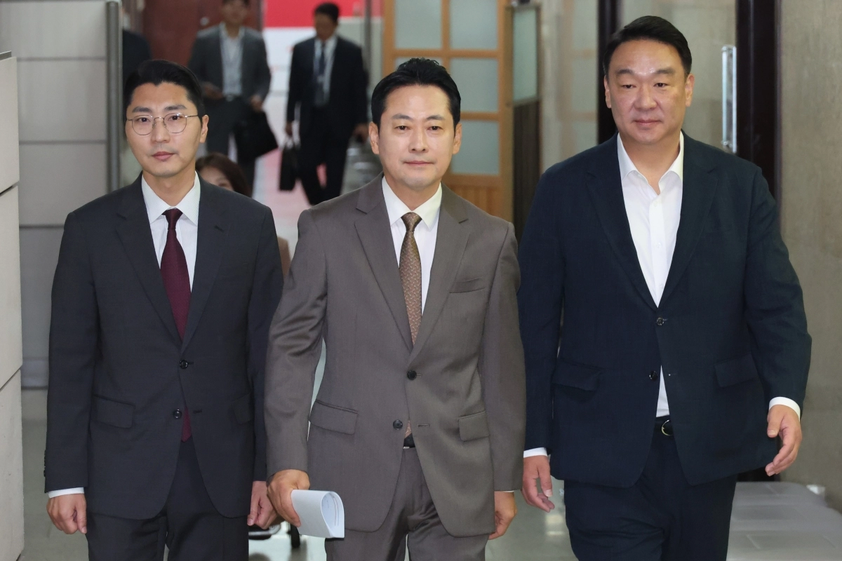 장동혁 국민의힘 대표가 27일 국회에서 열린 기자회견에 참석하기 위해 이동하고 있다. 왼쪽부터 박준태 당대표 비서실장, 장 대표, 정희용 사무총장. 뉴스1