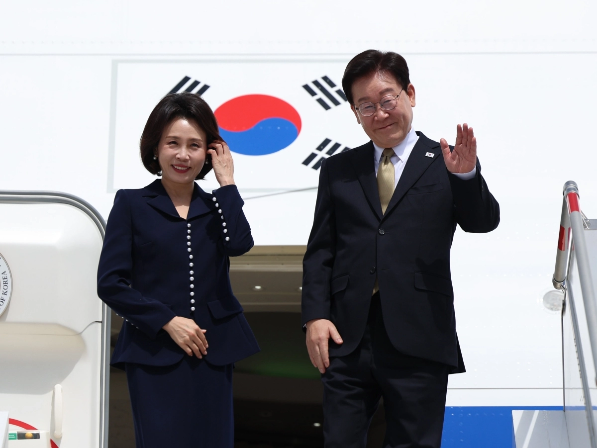 멕시코 국빈방문 일정을 마친 이재명 대통령과 김혜경 여사가 26일(현지시간) 멕시코 펠리페 앙헬레스 국제공항에서 환송객들에게 인사를 하고 있다. 뉴스1