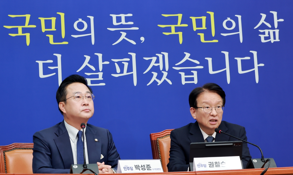 더불어민주당 권칠승 정책위의장과 박성준 수석대변인이 27일 국회에서 추석민심 기자간담회를 하고 있다. 2026.9.27. 연합뉴스