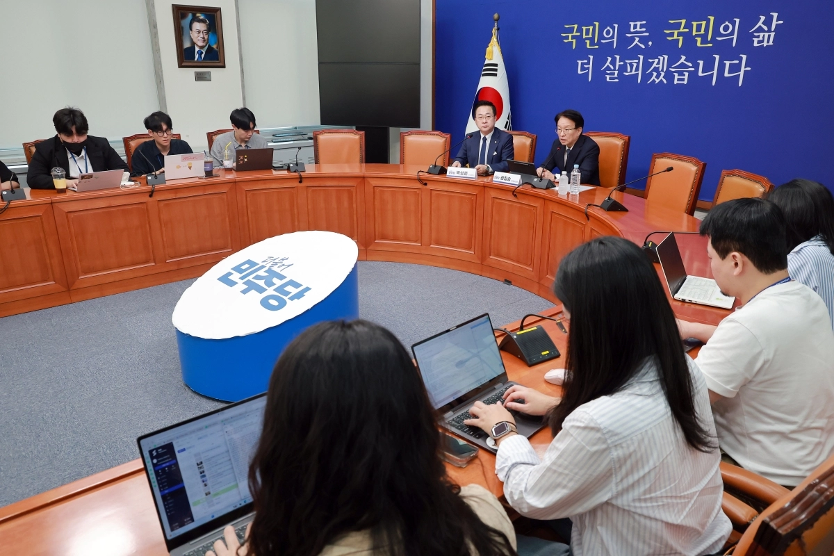 더불어민주당 권칠승 정책위의장과 박성준 수석대변인이 27일 국회에서 추석민심 기자간담회를 하고 있다. 2026.9.27 연합뉴스