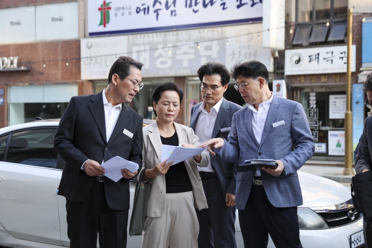지난14일 원도심 현장 간부회의에서 손훈모 시장이 보고를 받고있다.