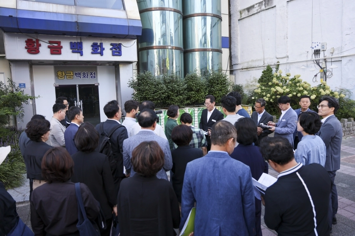 지난14일 황금백화점 앞에서 열린 원도심 리빌딩 프로젝트 현장 간부회의 모습.