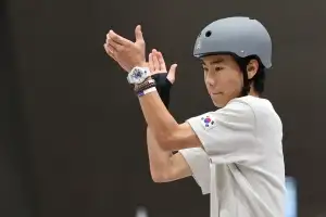‘보드 신동’ 강준이, AG 스케이트보드 ‘금빛 트릭’…韓 사상 첫 金
