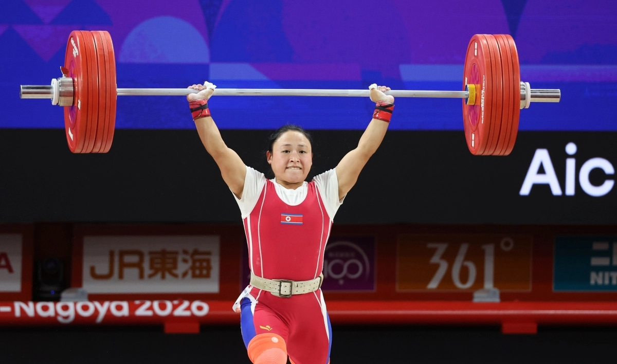 북한 여자 역도선수 리성금이 23일 일본 나고야 중소기업진흥회관에서 열린 2026 아이치·나고야 아시안게임 역도 여자 49㎏ 결승에서 용상 2차 시기에 121kg을 들어 올리고 있다. 나고야 연합뉴스