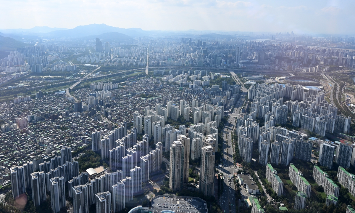 27일 한국부동산원 통계에 따르면 9월 둘째 주 서울 강남구 아파트값은 전주보다 0.36%, 서초구는 0.26%, 송파구는 0.12% 하락했다. 강남·서초구는 6주 연속, 송파구는 2주 연속 하락이다. 이날 서울 송파구 롯데월드타워 서울스카이에서 내려다본 강남 일대 전경. 도준석 전문기자