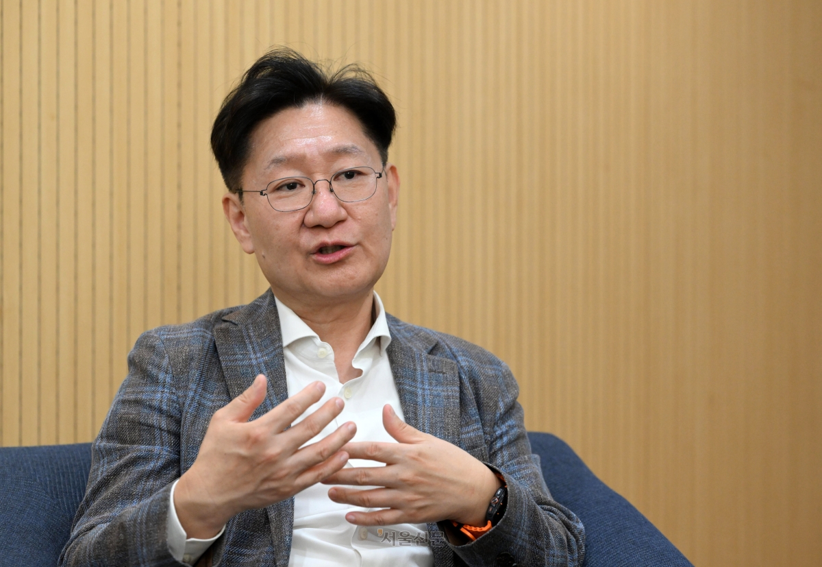 법의학자 유성호 서울대 의대 교수가 지난 22일 서울 관악구 서울대 의대 강의실에서 죽음을 화두로 자신의 가치관을 밝히고 있다. 유 교수는 “죽음을 자연스러운 삶의 끝으로 받아들이고 이야기할 수 있는 사회가 성숙한 사회”라고 강조했다. 도준석 전문기자