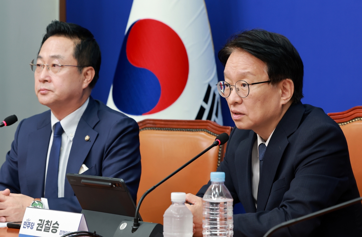 권칠승(오른쪽) 더불어민주당 정책위의장이 27일 국회에서 열린 추석민심 기자간담회에서 발언하고 있다. 왼쪽은 박성준 수석대변인. 연합뉴스