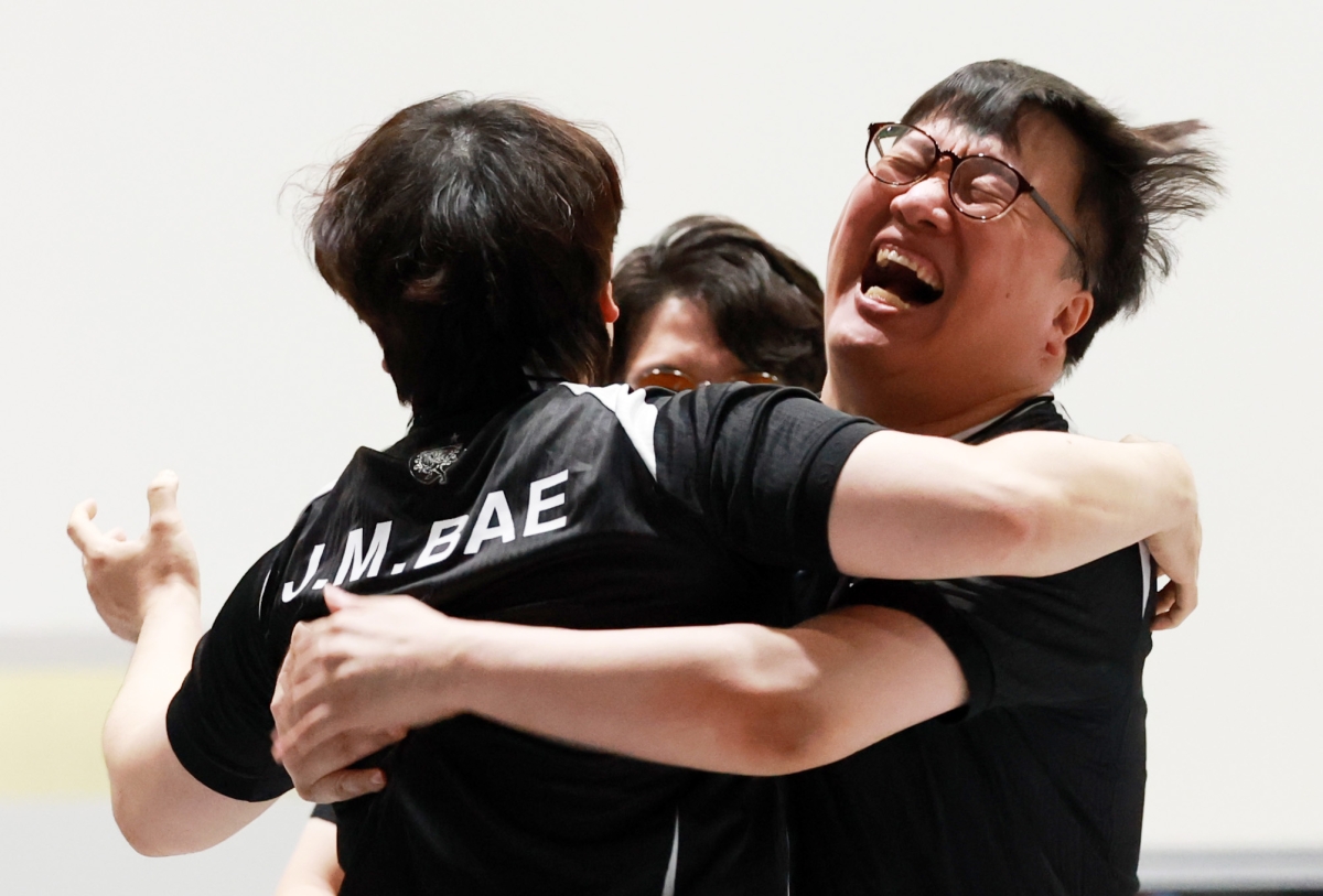 배재민(왼쪽)과 연제길(가운데), 이광노가 일본 아이치현 도코나메시 아이치 스카이 엑스포에서 26일 열린 2026 아이치·나고야 아시안게임 e스포츠 대전격투 결승에서 일본을 꺾은 뒤 서로 부둥켜안고 기뻐하고 있다. 평균 나이 41.7세인 세 선수는 이날 한국 e스포츠 선수단에 이번 대회 첫 금메달을 안겼다. 도코나메 뉴시스