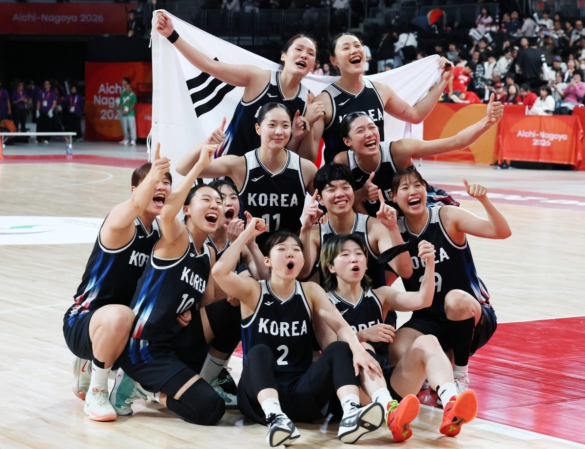 한국 여자농구 대표팀 선수들이 26일 일본 나고야 아이치 인터내셔널 아레나에서 열린 2026 아이치·나고야 아시안게임 여자농구 결승에서 일본을 75-70으로 이기며 금메달을 확정짓고 기념 촬영을 하고 있다. 한국 농구는 2014년 인천 대회 이후 12년 만에 남녀 동반 우승을 달성했다. 나고야 뉴시스