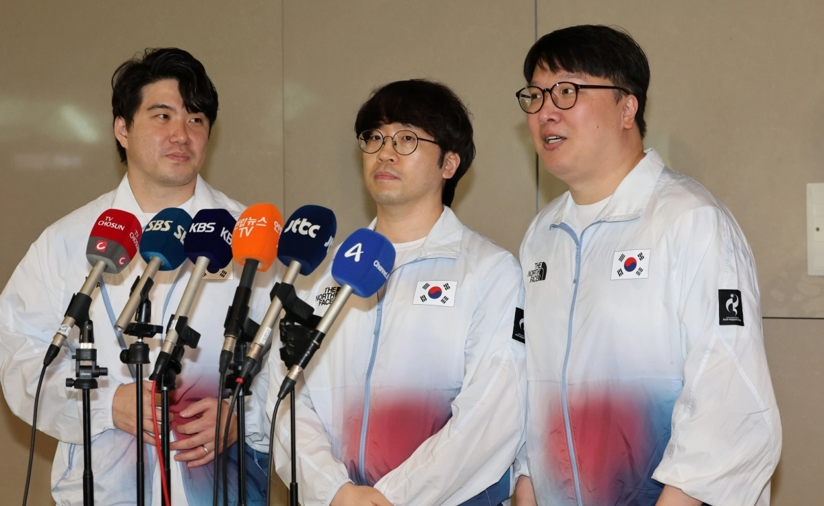 취재진 질문에 답하는 e스포츠 대표팀