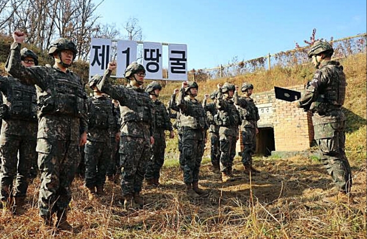 15일 제1땅굴 발견 50주년을 맞아 육군 25보병사단 장병들이 땅굴 앞에서 결의문을 낭독하고 있다. 2024.11.15 육군 제공